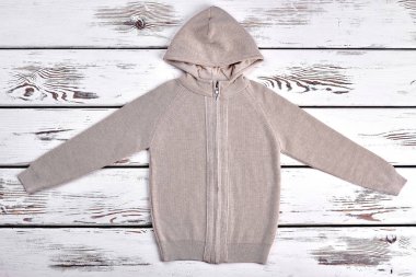 Çocuklar için örme bej kardigan.