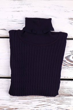 Siyah yeni balıkçı yaka kazak katlanmış.