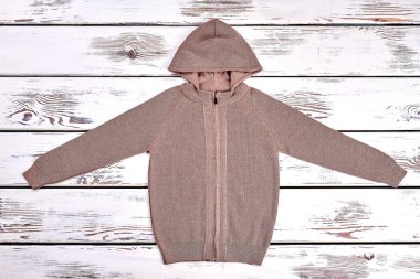 Kahverengi örgü kazak.