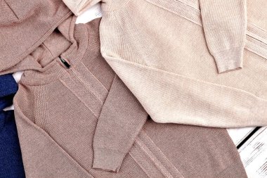 Çocuklar için kapşonlu kazak.