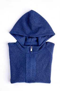 Yeni kapüşonlu ceket beyaz üzerinde katlanmış.