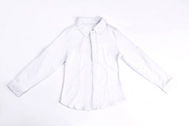 Beyaz pamuklu bluz üzerine beyaz izole.