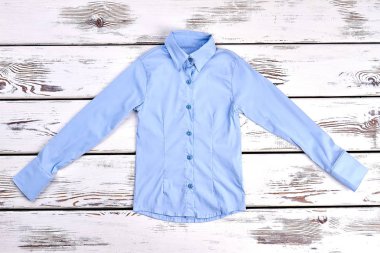 Kızlar için güzel ışık mavi gömlek.