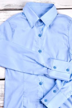 Modern ışık mavi kadın gömlek.