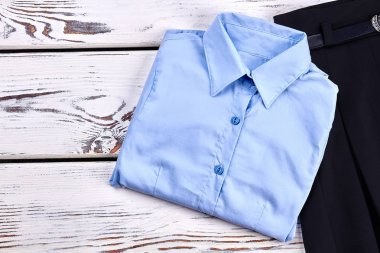 Yeni katlanmış ışık mavi kız gömlek.