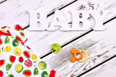 Yeni doğan bebek giysi ve aksesuarları.