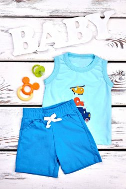 Bebek çocuk yaz giysileri arka plan.