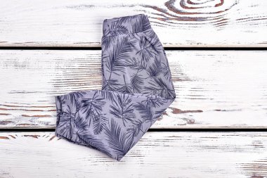 Childs'ın yeni basılı pantolon katlanmış.