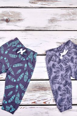 Çocuklar harem pantolon, üstten görünüm.