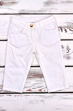 Yürümeye başlayan çocuk kız beyaz pamuklu kot.