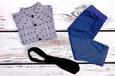 Küçük çocuk, yeni giysiler katlanmış.