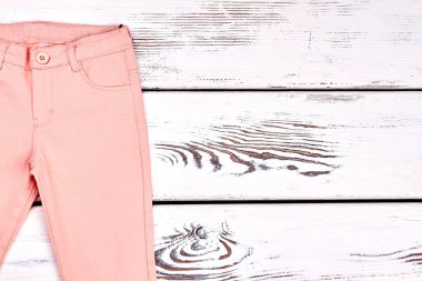 Genç kız şeftali rengi pantolon.