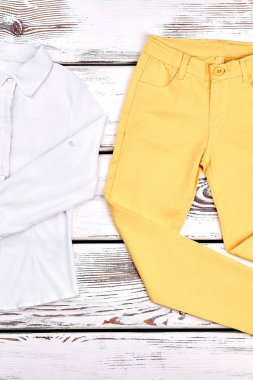 Genç kız zarif bluz ve pantolon.