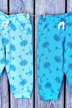 Çocuk pantolon ipe yıkanmış..