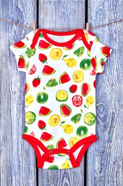 Bebek elbise ipe basılmış..