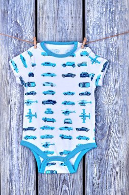 İpte asılı bebek çocuk elbise.