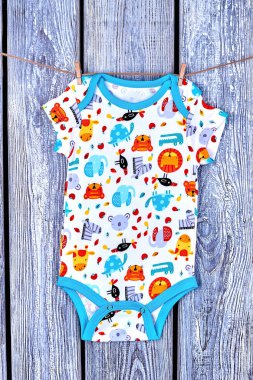 Yeni doğan bebek romper ipte asılı.