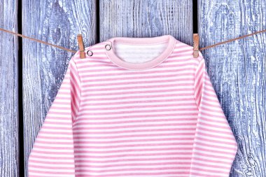 ipte asılı bebek giysileri.