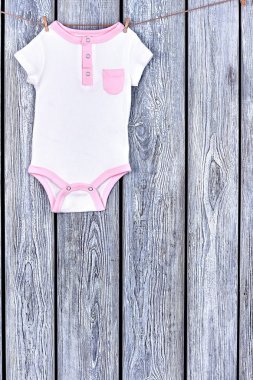 Bebek temiz elbise ipte asılı.