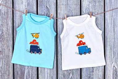 İpte asılı bebek çocuk t-shirt.