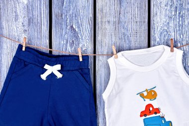 İpte asılı bebek çocuk yazlık giysiler.