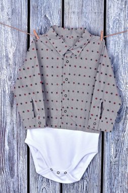 İpte asılı bebek çocuk elbise.