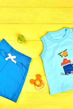 Bebek çocuk yaz giysileri arka plan.