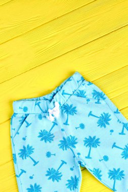 Çocuklar sevimli desenli pantolon.