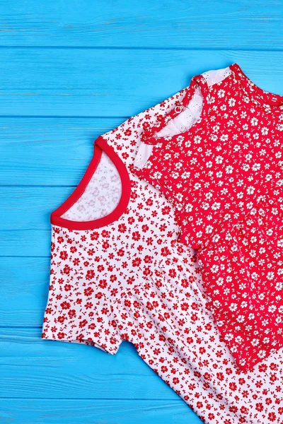 Ropa de verano para niños en estampado vintage . — Foto de Stock