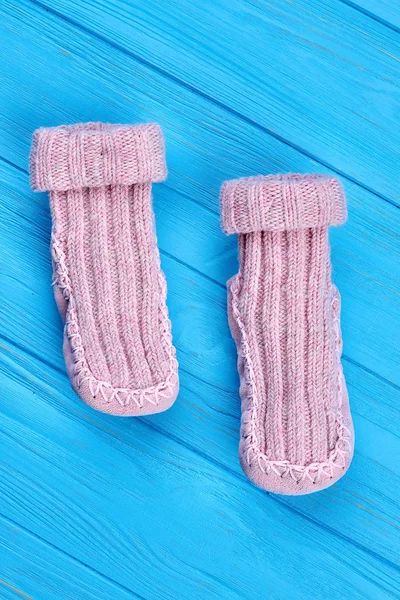 İşlemeli pembe yün çorap tekerlek parmağı.