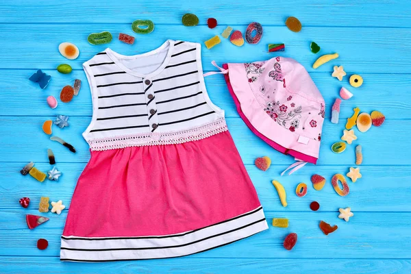 Småbarn flicka sommaren mode bakgrunden. — Stockfoto