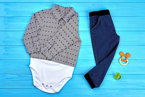 Erkek bebek için rahat kıyafetler seti.