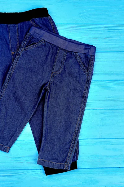 Набор джинсовых брюк для детей . — стоковое фото