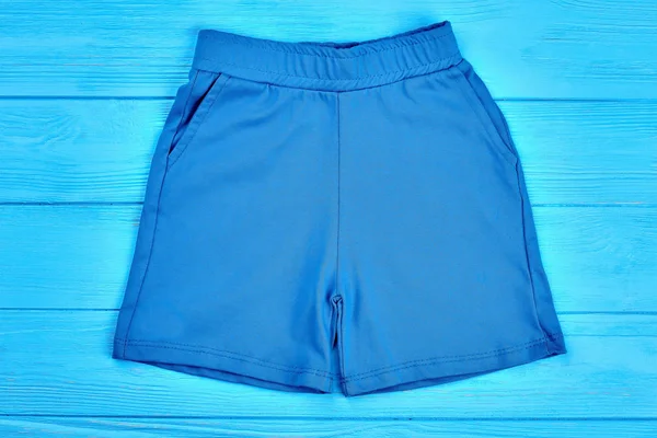 Pantalones cortos de bolsillo de algodón azul para niños . — Foto de Stock