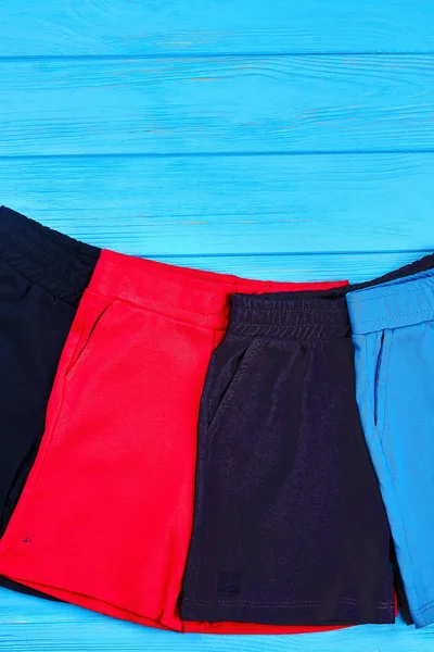 Colección de diferentes pantalones cortos para niños . — Foto de Stock