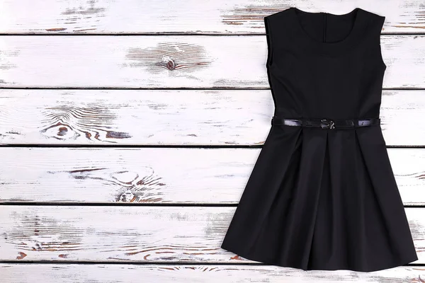 Ładny maluch dziewczyny czarna sukienka. — Zdjęcie stockowe