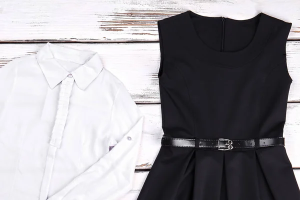 Camisa blanca de algodón para niñas y vestido negro . —  Fotos de Stock