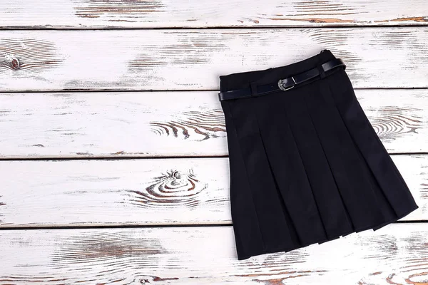 Okul giyim için etek siyah kuşaklı.