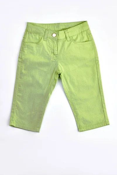 Κοριτσάκι ελαφρύ πράσινο βαμβάκι παντελόνια ως το γόνατο. — Φωτογραφία Αρχείου