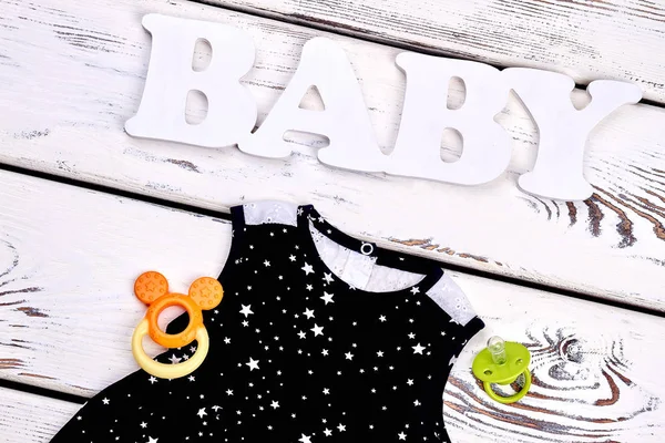 Bebé niña negro vestido estampado . — Foto de Stock