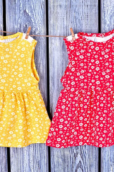 Bebés vestidos lavados en la cuerda . — Foto de Stock