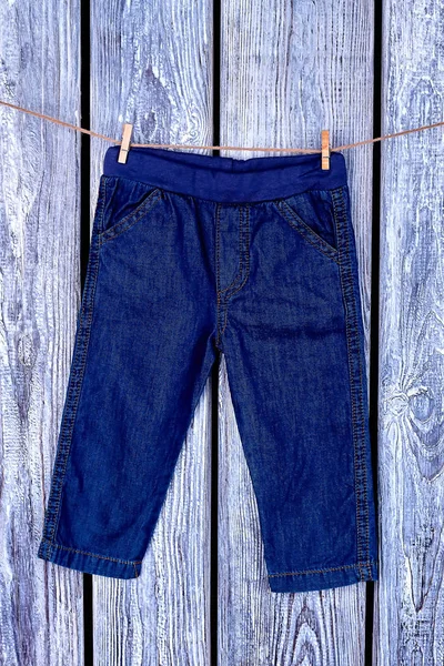 Baby-Jeans hängen am Seil. — Stockfoto