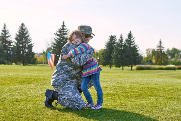 그의 딸과 재회 하는 군인. — 스톡 사진