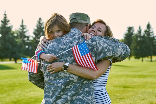Feliz soldado con su familia en el día soleado . — Foto de Stock