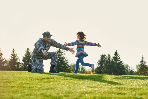 군인만 나 그의 딸 야외. — 스톡 사진