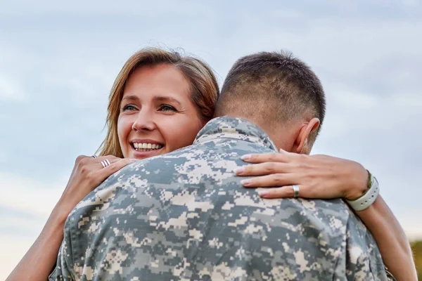 后视图, 成熟的士兵抱着他的妻子. — 图库照片