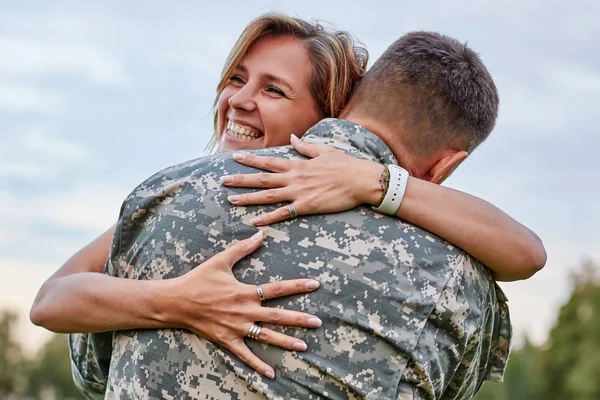 Donna felice abbracciare suo marito è tornato dall'esercito . — Foto Stock