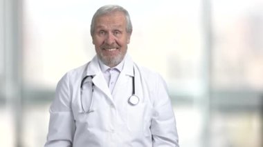 Mutlu sürpriz kıdemli Doktor, portre.