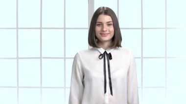 Ok işaret gösteren güzel bir iş kadını.