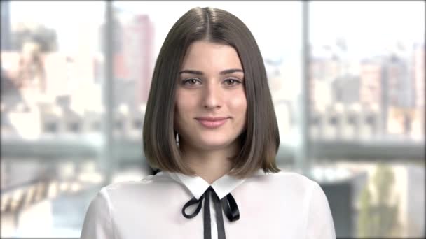 Portret van mooie vrouw met kort haar. — Stockvideo